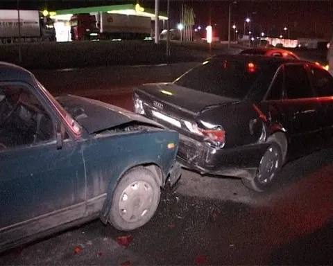 «Піддатий» водій сімки наїхав на дві іномарки та пробував втекти. Не зміг, бо забагато випив — фото 2
