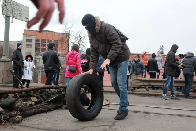 Активісти звели барикади на мості через Південний Буг (Фоторепортаж) — фото 2