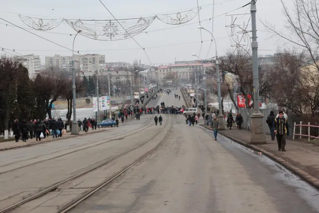Активісти звели барикади на мості через Південний Буг (Фоторепортаж) — фото 4