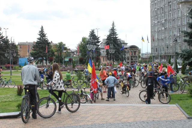 Більше двох сотень велосипедистів проїхалися по вулицях міста (Фото) — фото 4