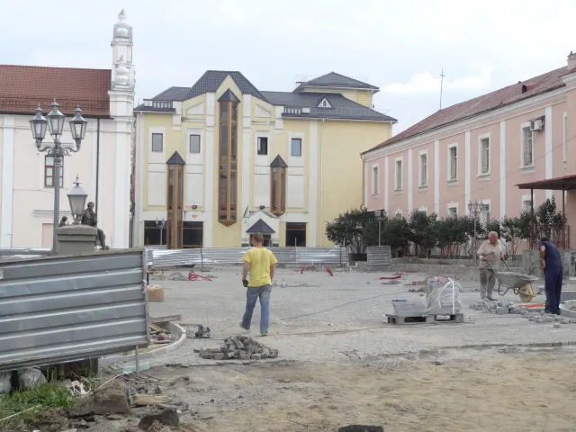 На площі Тараса Шевченка завершують будівельні роботи (Фото) — фото 2