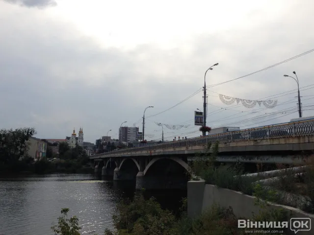 Центральний міст через Південний Буг у Вінниці «вбрався» у кольори прапору України (Фоторепортаж) — фото 6