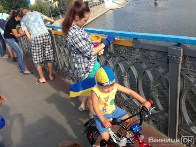 Центральний міст через Південний Буг у Вінниці «вбрався» у кольори прапору України (Фоторепортаж) — фото 7