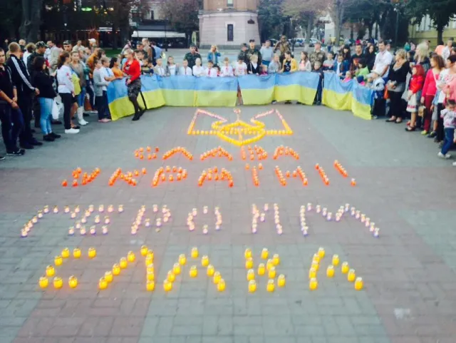 Герб зі свічок та напис «Слава Україні – Героям слава» створили вінничани у центрі міста на площі Європейській (Фото) — фото 3