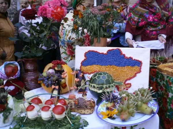 День людей похилого віку відзначили благодійною ярмаркою (Фото) — фото 1