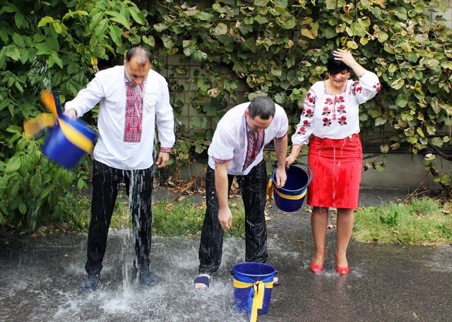 Фіскальна служба Вінниччини через  Ice bucket challenge підтримала військових — фото 1