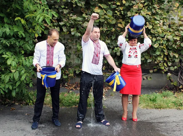 Фіскальна служба Вінниччини через  Ice bucket challenge підтримала військових — фото 2