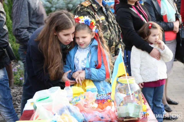 У Вінниці співали, палили смолоскипи і... лупцювали бійця «Донбасу» (Фоторепортаж) — фото 4