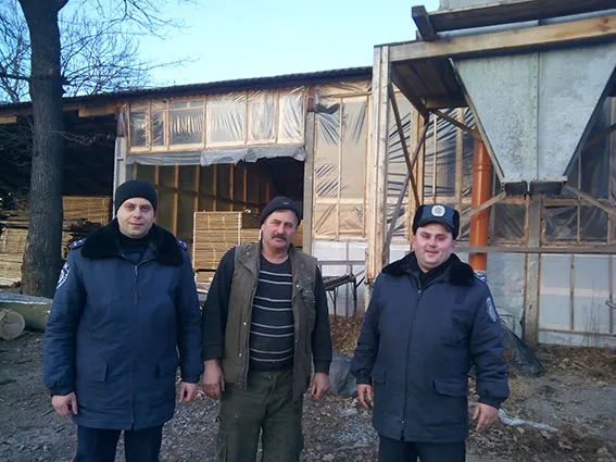 15 пічок-буржуйок для обігріву бійців «Азову» виготовили літинські міліціонери (Фото) — фото 1