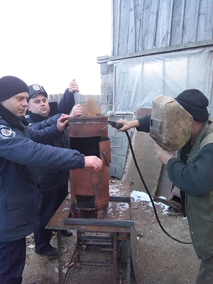 15 пічок-буржуйок для обігріву бійців «Азову» виготовили літинські міліціонери (Фото) — фото 2