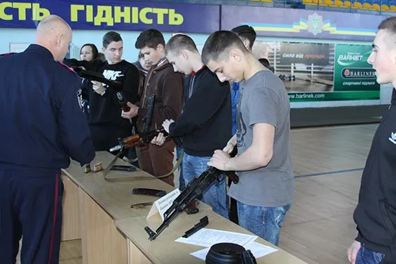 Міліціонери знайомлять молодь з азами військової справи (Фоторепортаж) + (Відео) — фото 1