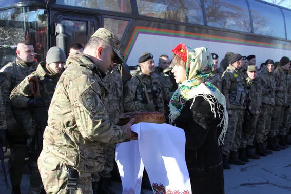 Більше 400 людей вивезли з-під обстрілів в зоні АТО вінницькі міліціонери (Фоторепортаж) + (Відео) — фото 5