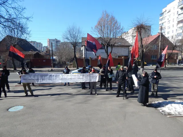 «Правий сектор» влаштувала пікет під стінами обласного військового комісаріату (фото) — фото 3