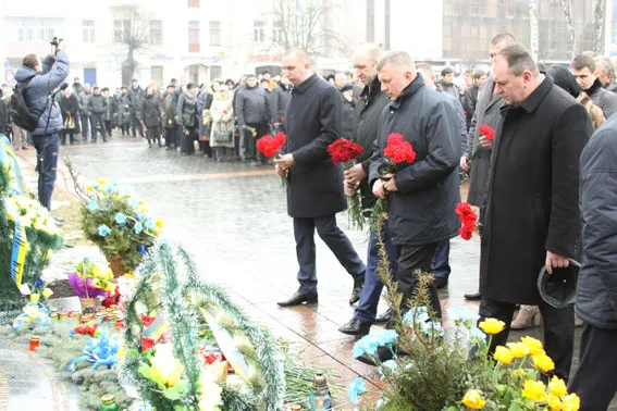 У Вінниці вшанували героїв Небесної Сотні (фоторепортаж) + (відео) — фото 6