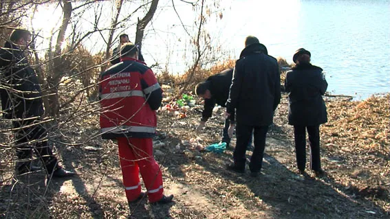 Двоє рибалок виловили у Південному Бузі пакет з новонародженим немовлям (фото) — фото 1
