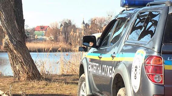Двоє рибалок виловили у Південному Бузі пакет з новонародженим немовлям (фото) — фото 2