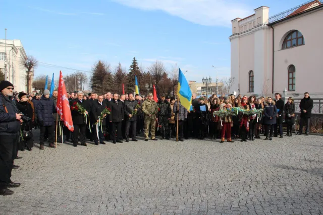 До 201-ї річниці Шевченка у Вінниці провели скромний мітинг (фото) — фото 1
