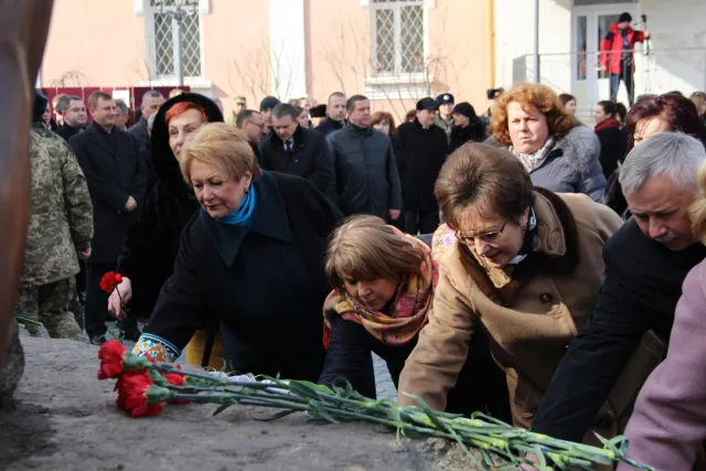 До 201-ї річниці Шевченка у Вінниці провели скромний мітинг (фото) — фото 3
