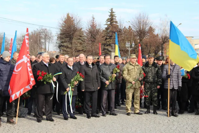 До 201-ї річниці Шевченка у Вінниці провели скромний мітинг (фото) — фото 6