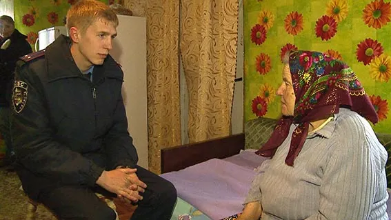 Двоє міліціонерів врятували з палаючого будинку пенсіонерку та її сина (фото) + (відео) — фото 1