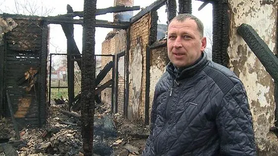 Двоє міліціонерів врятували з палаючого будинку пенсіонерку та її сина (фото) + (відео) — фото 3