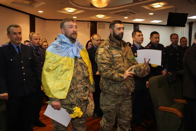 На зустрічі працівників фіскальної служби Вінниччини, що повернулися з АТО, боєць освідчився коханій — фото 1