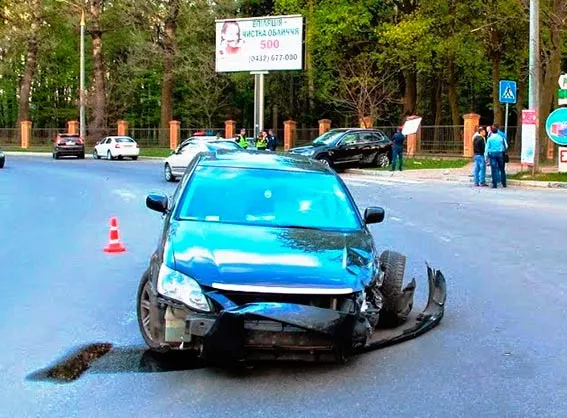 У Вінниці сталась автопригода за участі двох іномарок — фото 1