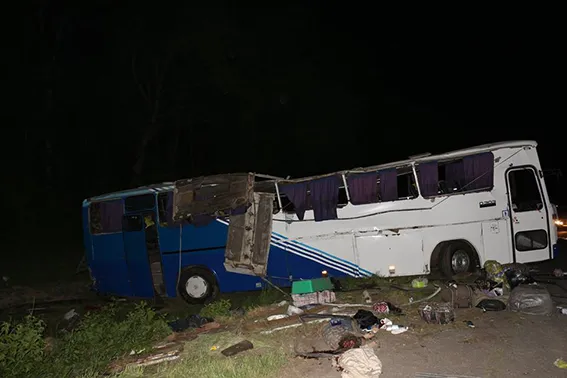 На Вінничині вилетів на узбіччя та перекинувся пасажирський автобус: троє загиблих, 18 постраждалих (фото) + (відео) — фото 1
