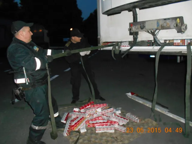 На Вінниччині митники виявили понад 20 тис. пачок контрабандних цигарок — фото 3