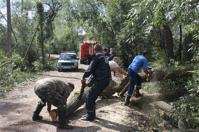 В Бершадського районі лютував буревій, пошкоджено 1737 покрівель житлових будинків (фото) — фото 2
