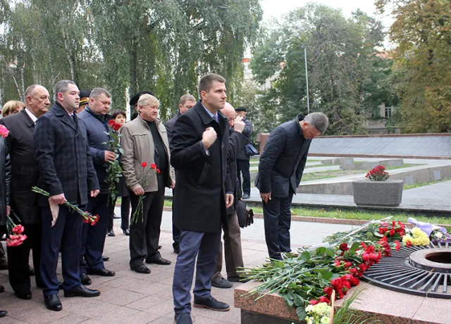 Очільник вінницьких фіскалів вшанував захисників України — фото 3