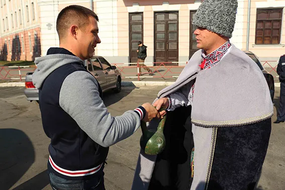 14 жовтня на Вінниччині працівники ДАІ по-особливому вітали водіїв (фото) — фото 3