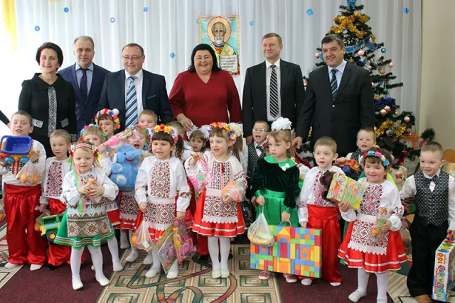 Святий Миколай завітав з подарунками до дитячого будинку «Малятко» — фото 1