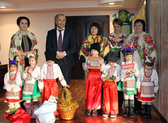 Світлі мрії, добро та віру у краще майбутнє засіяли щедрівники з „Малятка” у душі та серця працівників фіскальної служби Вінниччини — фото 1